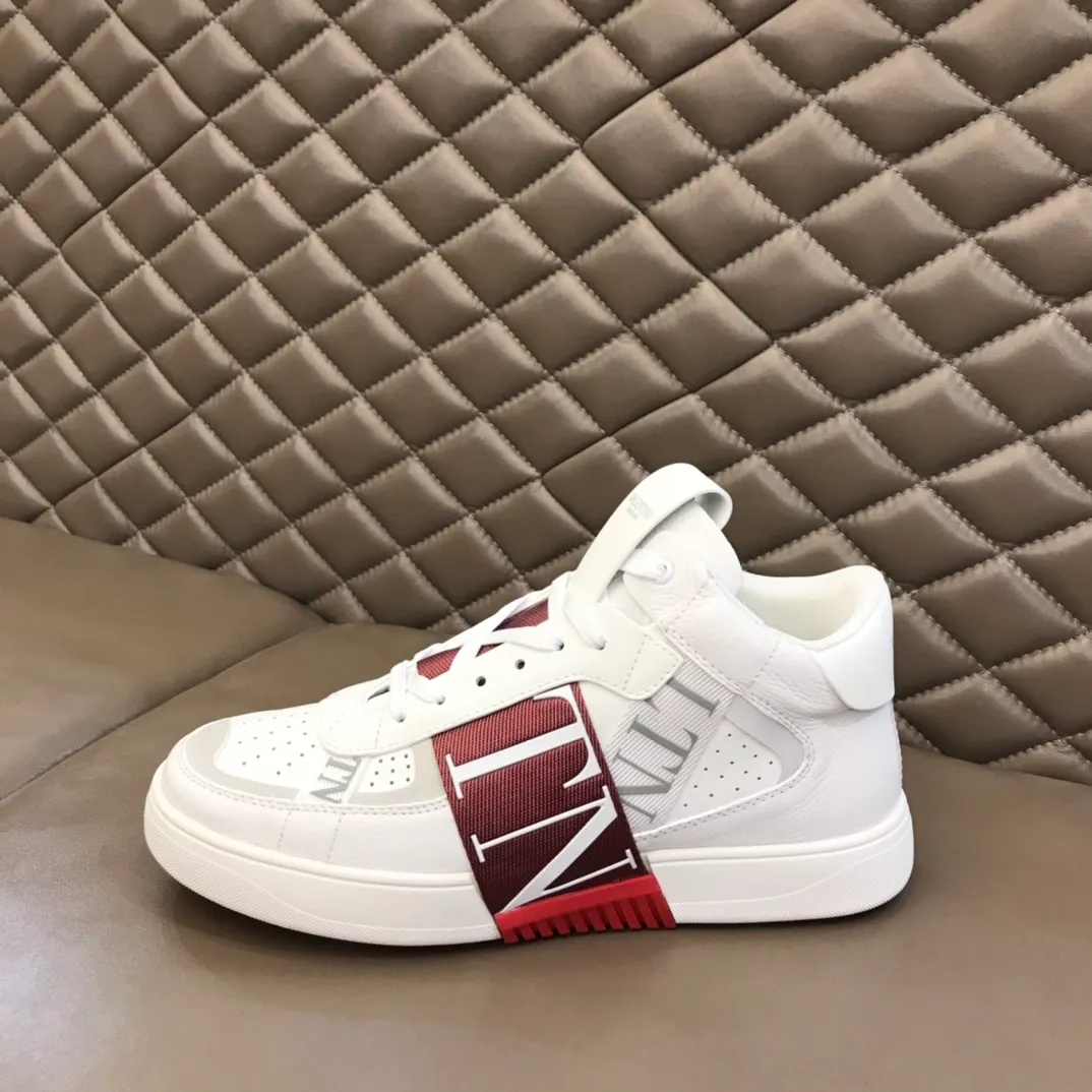 p480 "VALETINO**" new high-top 🆕 calfskin lace-up sneakers. No man should be able to refuse these shoes. The classic color scheme is so handsome! Purchase a high-precision replica of the original version to instantly sell off the market currency! 6 VLTN logo rubber effect straps - Valentino Garavani Logo printed on the back and tongue, all materials are customized to ensure quality! Size: 38-44